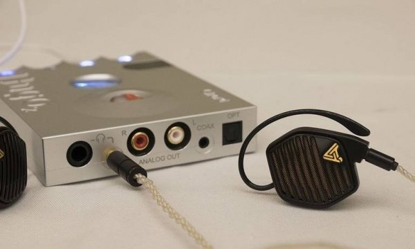 Audeze LCDi4 in-ears with premium cable